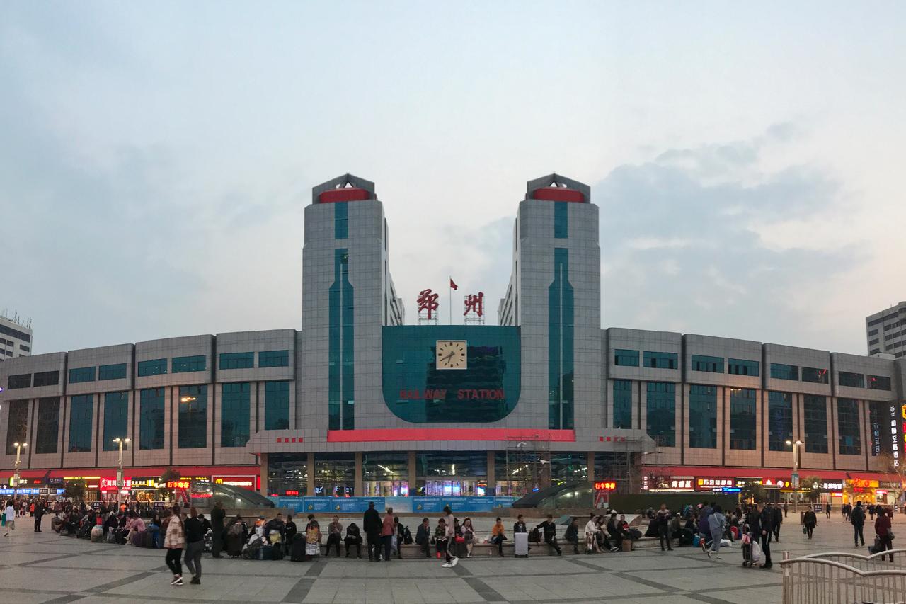 郑州东站站前广场周边高层建筑群