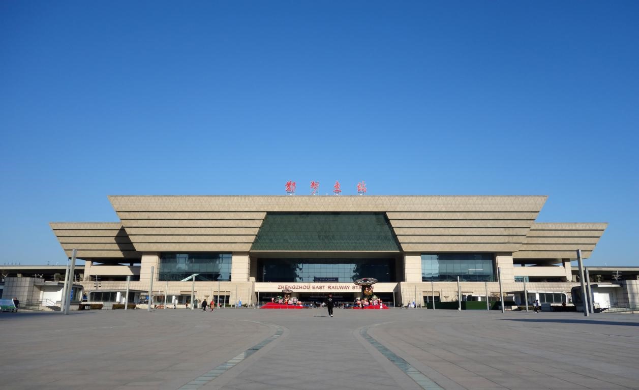 郑州东站远眺，站房与周边城市景观