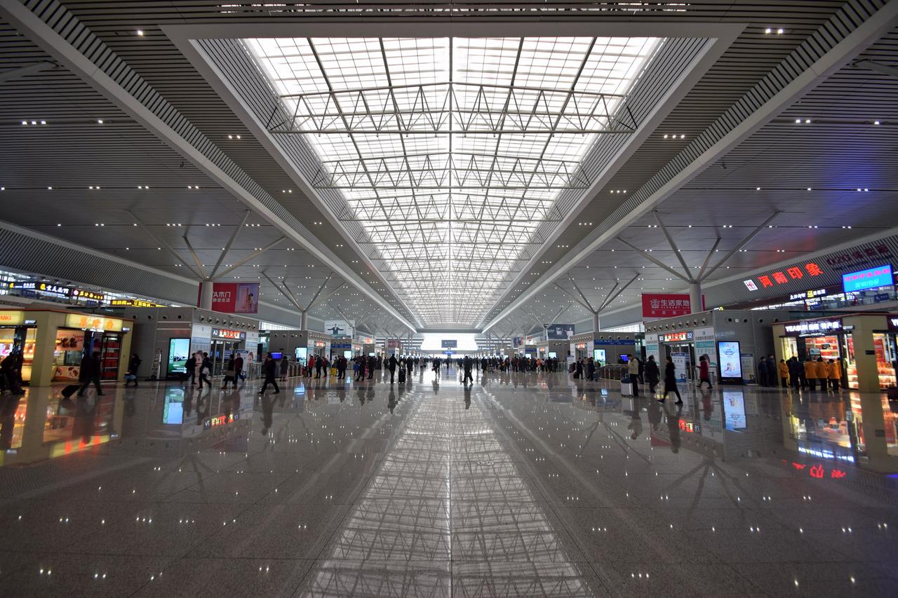 郑州东站候车大厅内部，全透明屋顶和宽敞空间