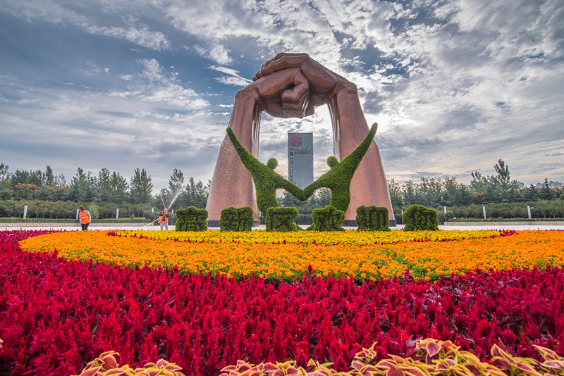 科学大道是高新区中轴，双向八车道，两侧排布产业园区和工厂
