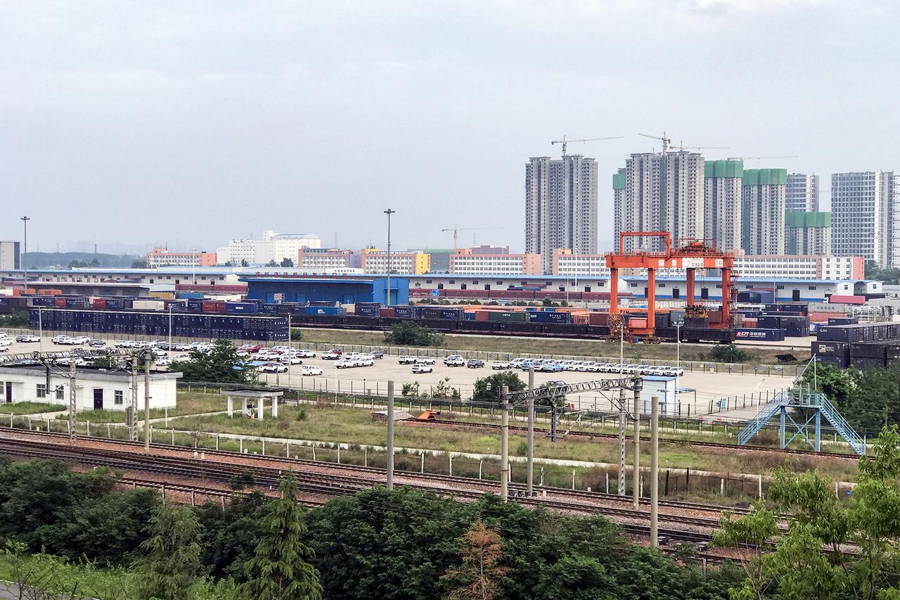 圃田西站货运站场，多条股道和集装箱列车