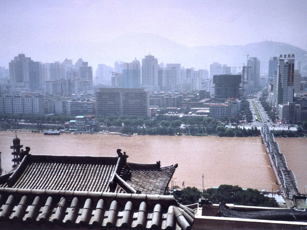 沙盘上黄河下游段的局部地形,显示河床与地面的高差关系