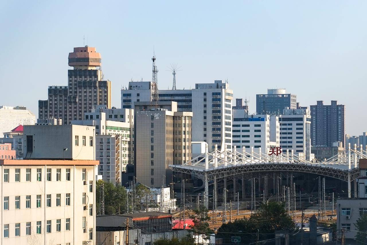 2020年的郑州站周边区域，建筑密集，城市围绕铁路枢纽生长