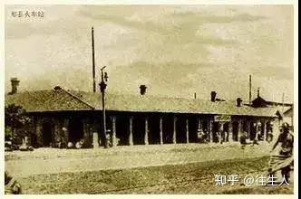 郑州站站台停靠的旅客列车
