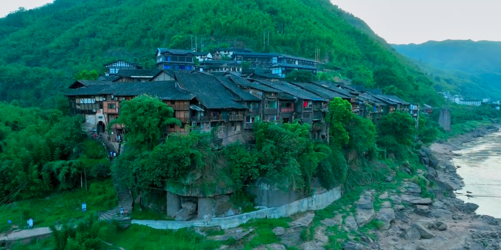 丙安古镇远景，吊脚楼群悬于赤水河峭壁之上