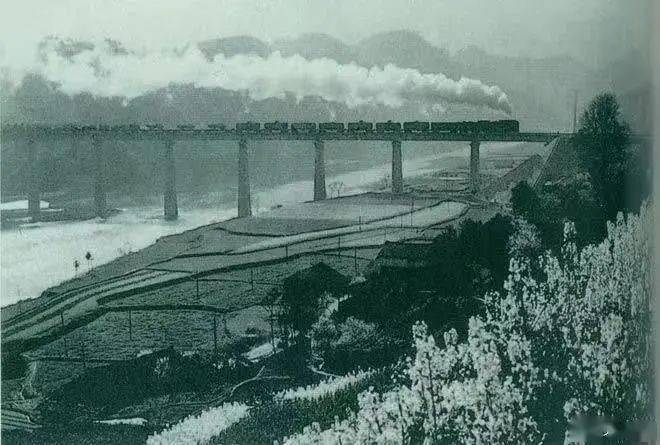 川黔铁路大娄山段地形，铁路隧道穿越群山之间