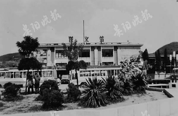 遵义西站1999年改扩建后的十层主楼，主入口上方可见"遵义站"字样残留
