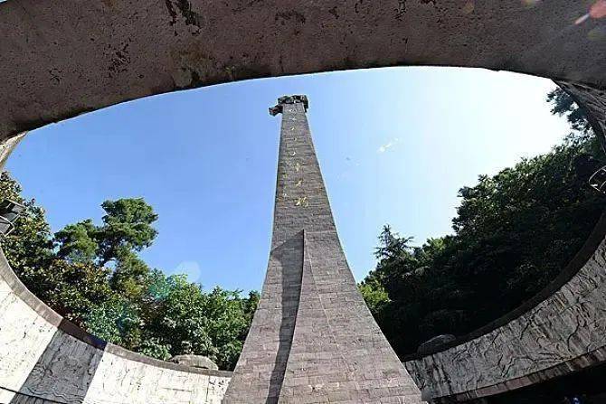 红军英烈墙：青石墙面上镌刻着在贵州牺牲的红军烈士姓名