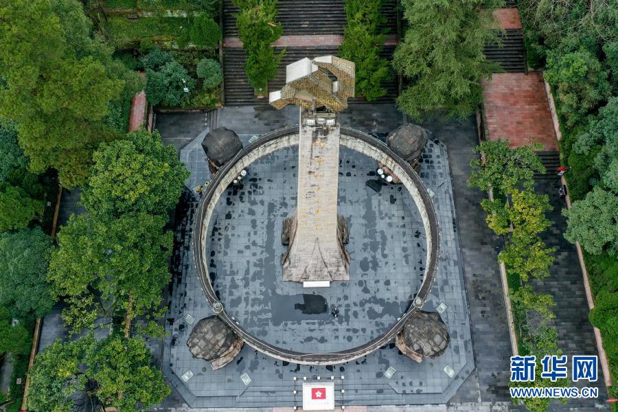 从凤凰山文化广场仰望红军山烈士陵园316级台阶，台阶直通山顶纪念碑