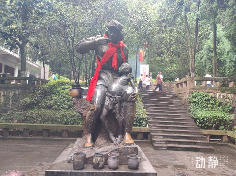 红军卫生员铜像：龙思泉左手抱婴儿、右手持汤匙喂药，双脚被摸得锃亮