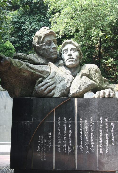 邓萍墓及雕塑：表现邓萍中弹倒在张爱萍身上的瞬间
