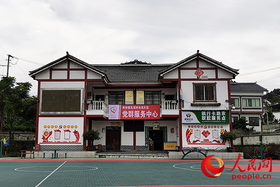 花茂村"红色之家"农家乐外观,白墙青瓦的黔北民居风格建筑