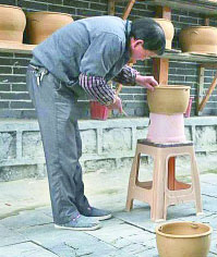 母先才在陶艺馆内制作土陶