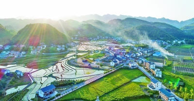花茂村的黔北民居群，青瓦白墙、统一风格的二层小楼沿路排列