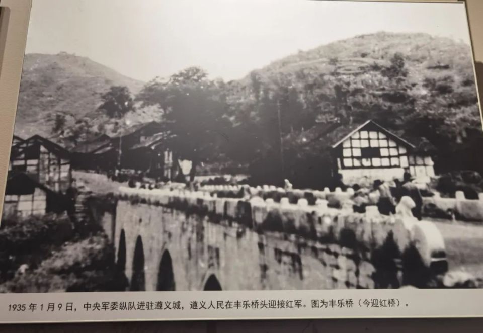 迎红桥远景，横跨洛江连接遵义老城南北