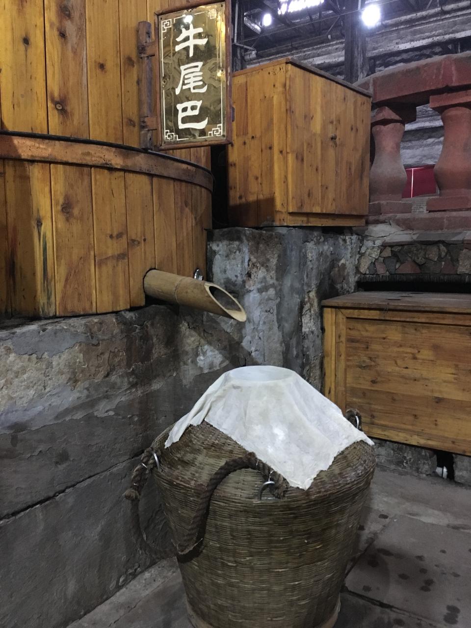 白酒酿造车间内的传统发酵窖池