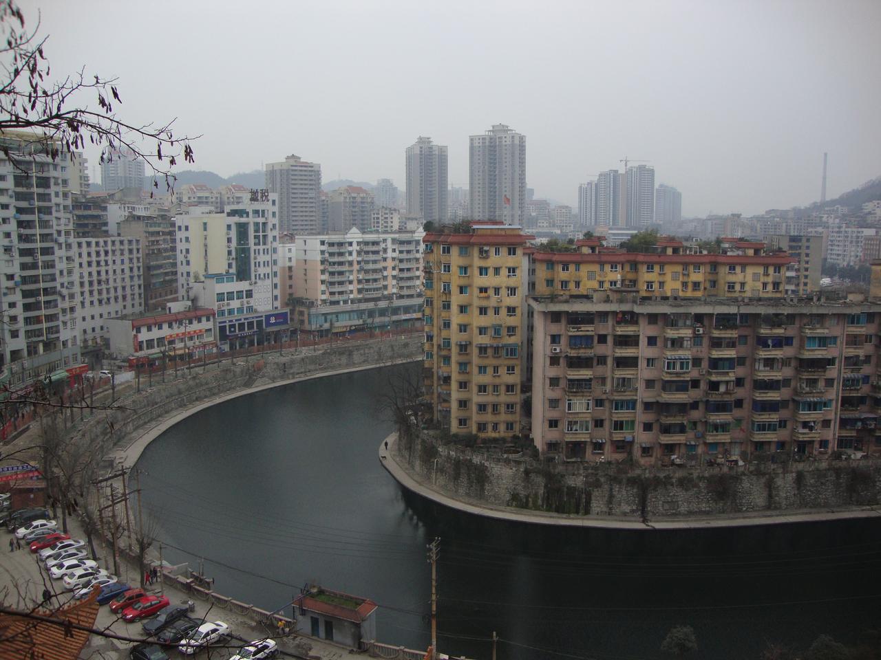 遵义城区与大娄山地形