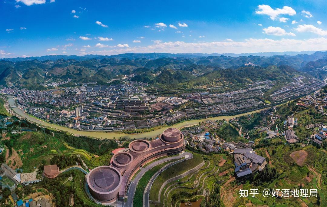赤水河谷茅习段航拍，可见酒厂厂房从河岸向山坡梯田式分布