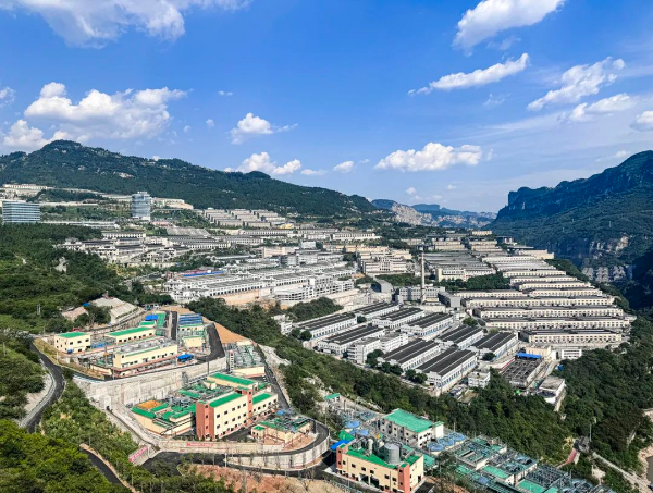 赤水河谷航拍，两岸白色厂房沿河岸与山坡层层分布