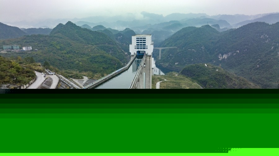 货船在高空渡槽中航行