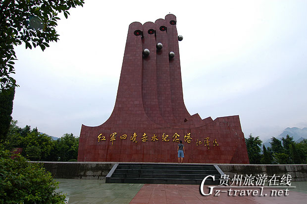四渡赤水纪念塔全景，四柱象征四次渡河
