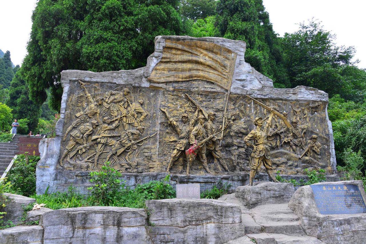 红军战斗纪念碑，两根尖顶巨柱象征"万峰插天"