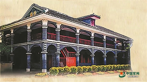 住址建筑外观：青灰色砖木二层小楼，歇山式屋顶，上下回廊环绕，拱形门窗镶嵌彩色玻璃