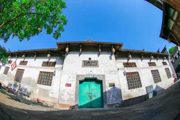 茅酒之源入口建筑，白墙黑瓦仿古风格，门额刻有"茅酒之源"标识