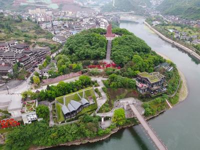 茅台镇赤水河谷景观，两岸建筑依山而建，河谷地形决定了酒厂不能离开这里