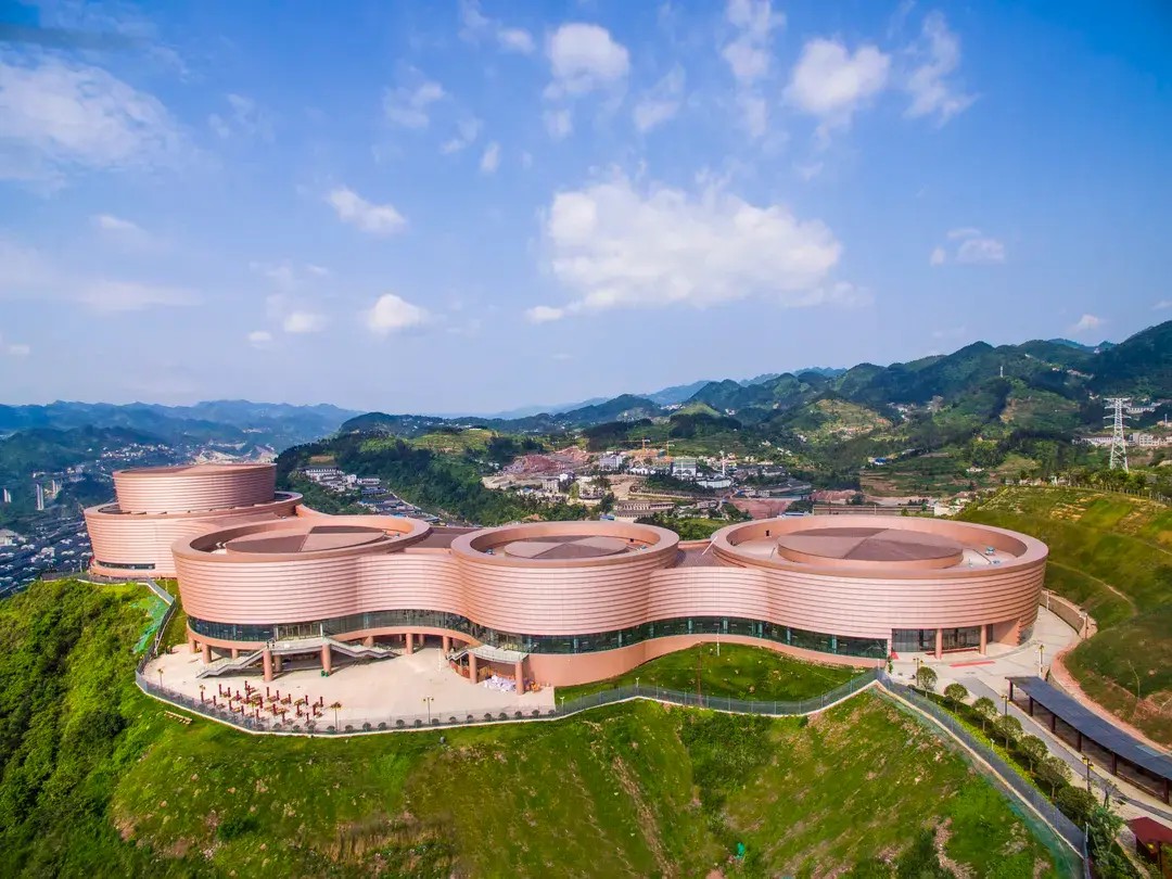 天酿剧场建筑从山脊上俯瞰茅台镇