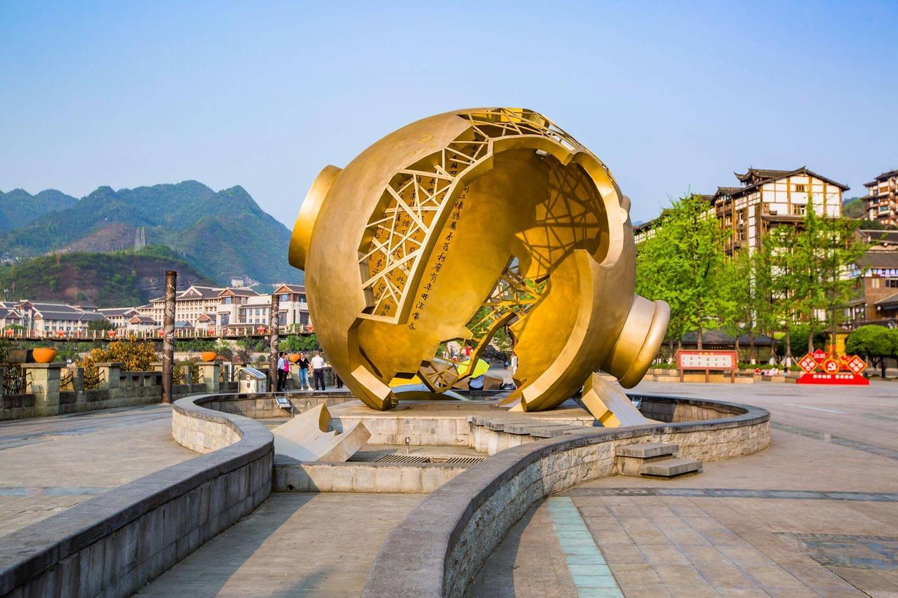 茅台镇赤水河谷全景，两岸建筑沿山坡层层叠叠