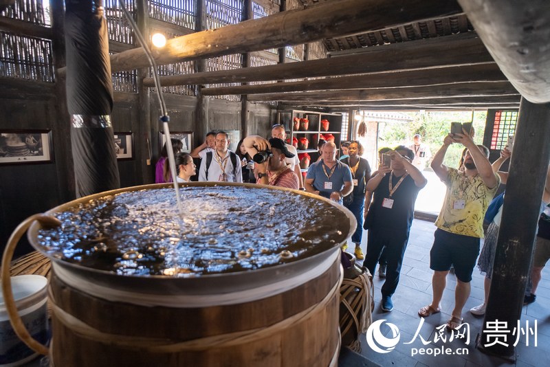 仁怀酱酒工业旅游区内的传统酿造车间，游客参观发酵窖池