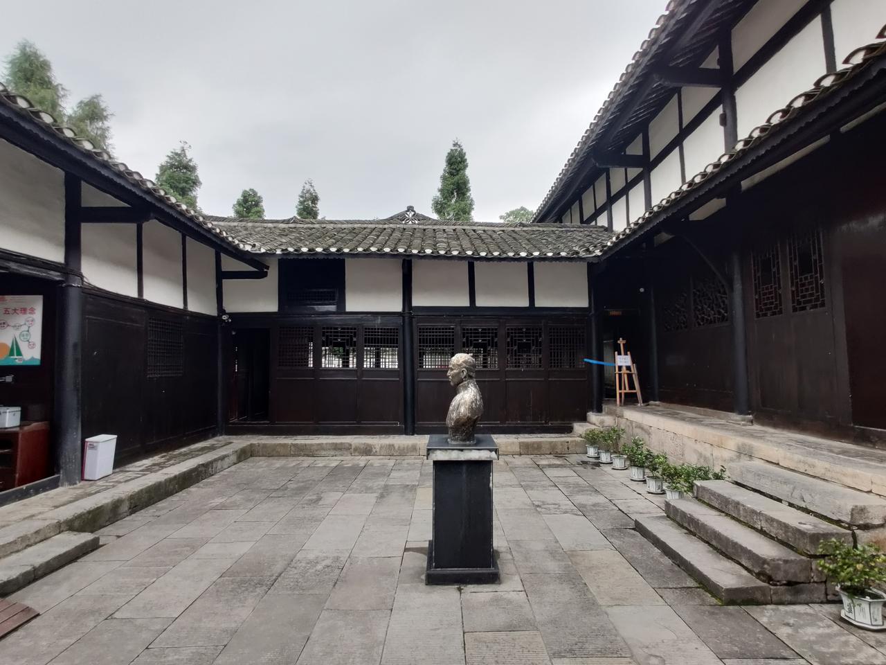 黎庶昌故居第三进院落，青石天井和木结构瓦房