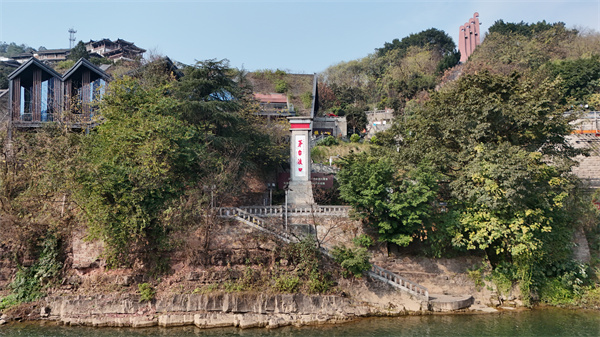 茅台渡口，赤水河岸，纪念碑矗立在河滩上