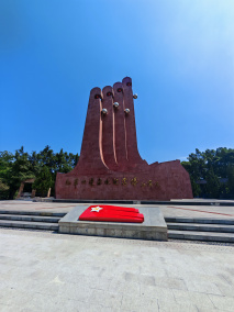 朱砂堡顶的红军四渡赤水纪念塔，高25米，江泽民题字