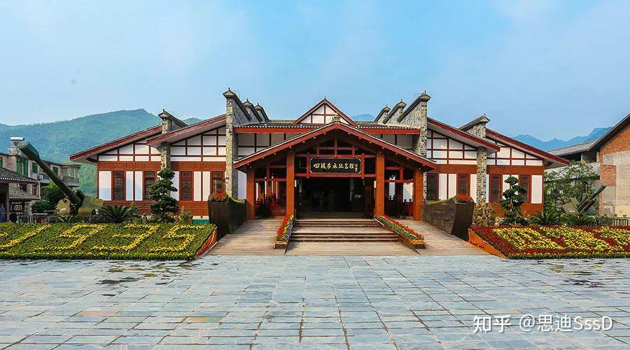 四渡赤水纪念馆外景，黔北民居风格的青瓦白墙建筑