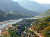 赤水河畔的土城古镇，远处可见青山环抱