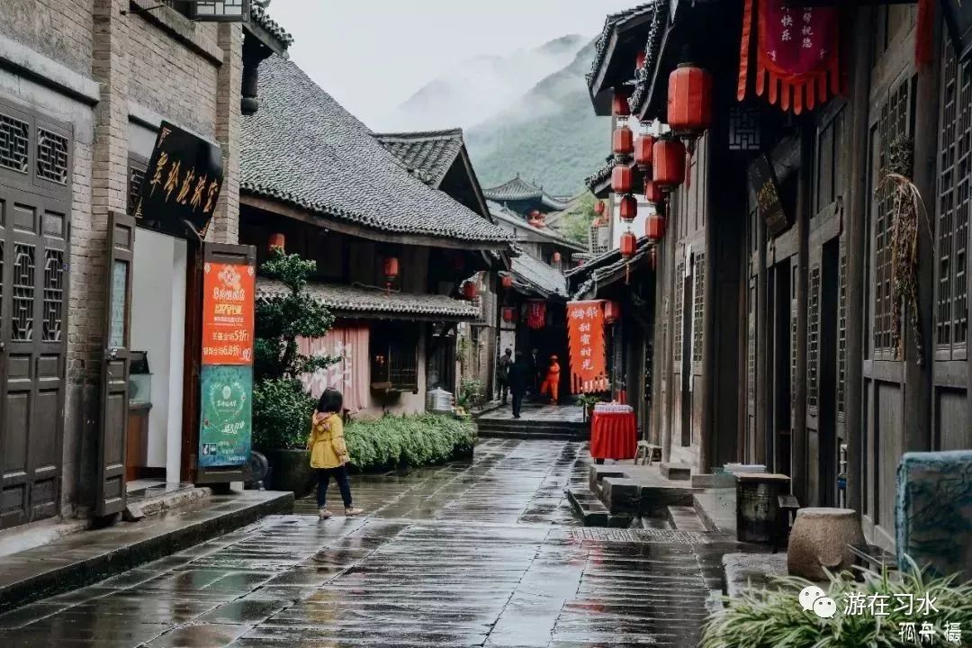 土城古镇全景，赤水河 U 形弯道与沿河建筑群