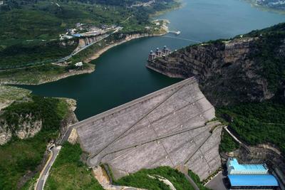 乌江渡水电站泄洪设施和峡谷地貌