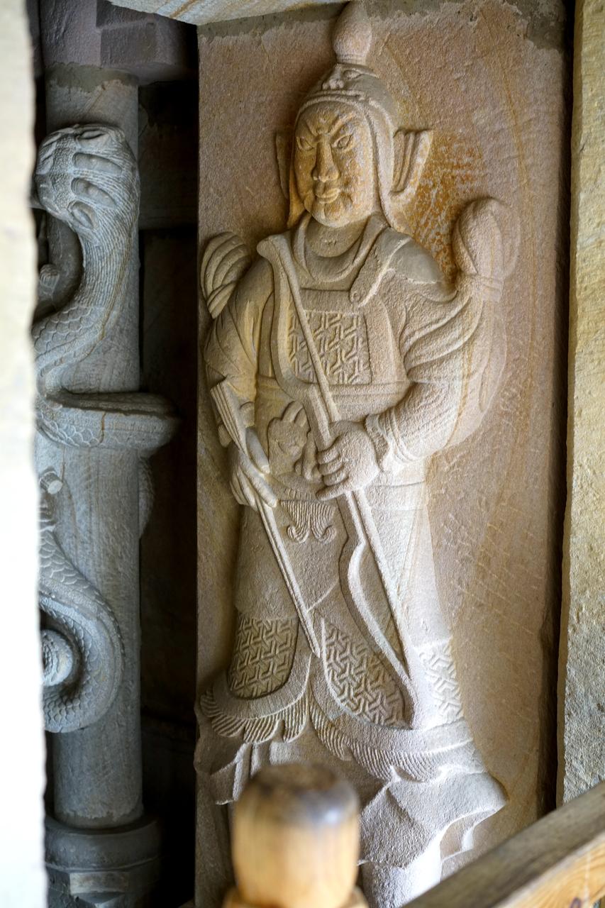 杨粲墓武士石刻：顶盔贯甲、持弓执箭的弓箭手