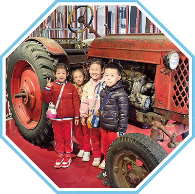 遵义三线建设博物馆内的展陈，老厂房空间保留工业骨架