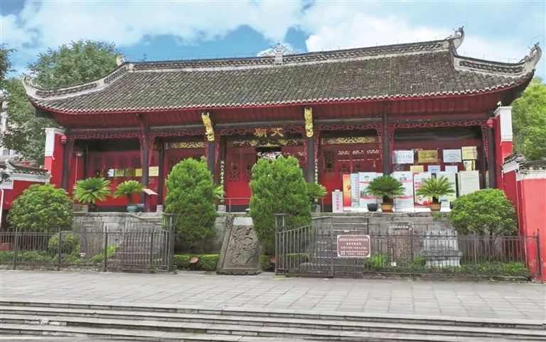 浙大西迁历史陈列馆内景，展厅用文字、历史图片和实物展示浙大在湄潭的七年办学史