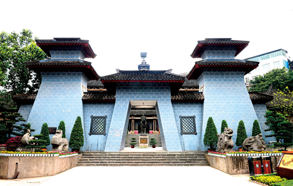 中国酒文化城建筑群全景，青瓦白墙的仿古庭院式布局