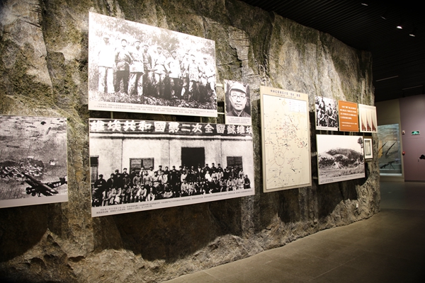 陈列馆内的展览空间，展板和多媒体设备