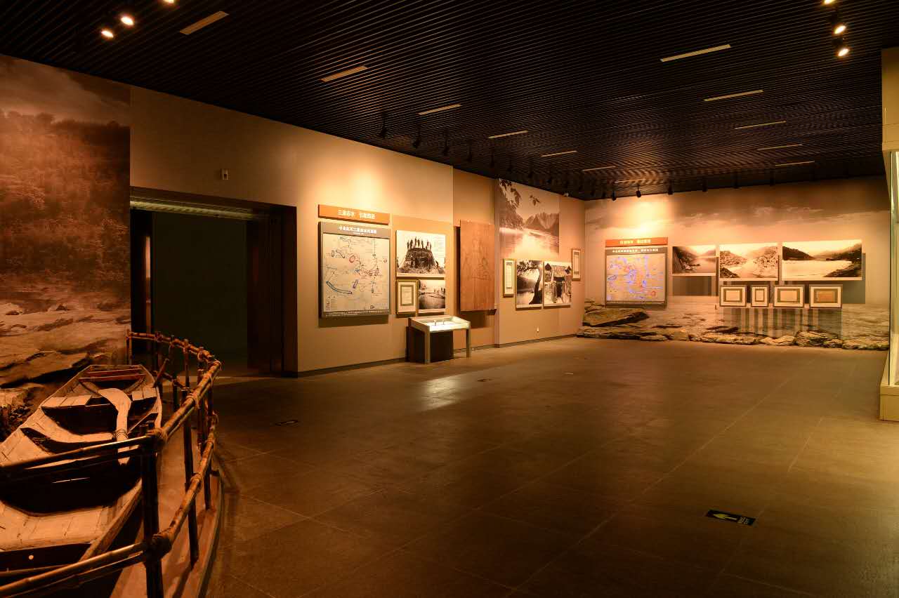 遵义会议陈列馆内景，墙面展示历史照片