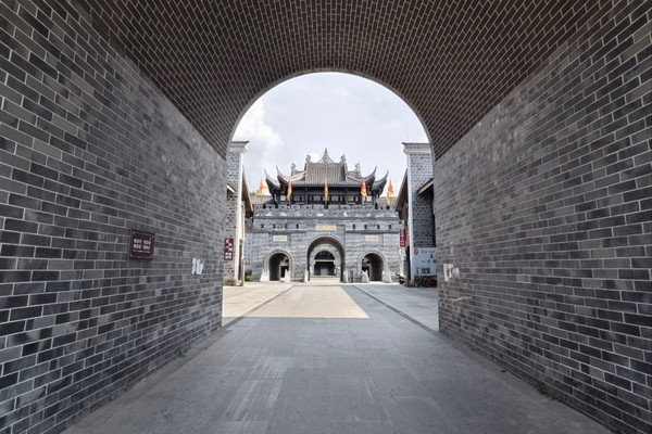 遵义古城鸟瞰全景，中轴对称布局，青山环抱