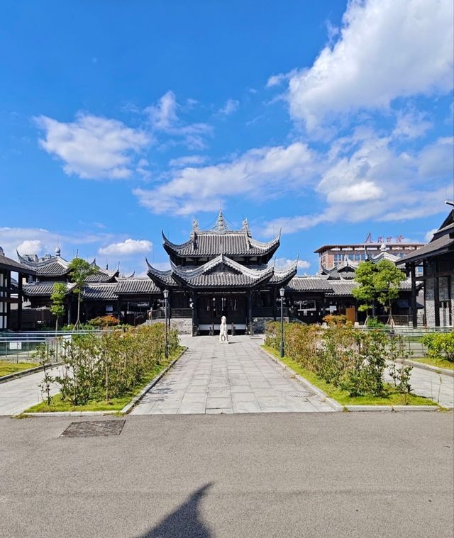 古城内的仿古建筑群，青瓦白墙，雕花门窗