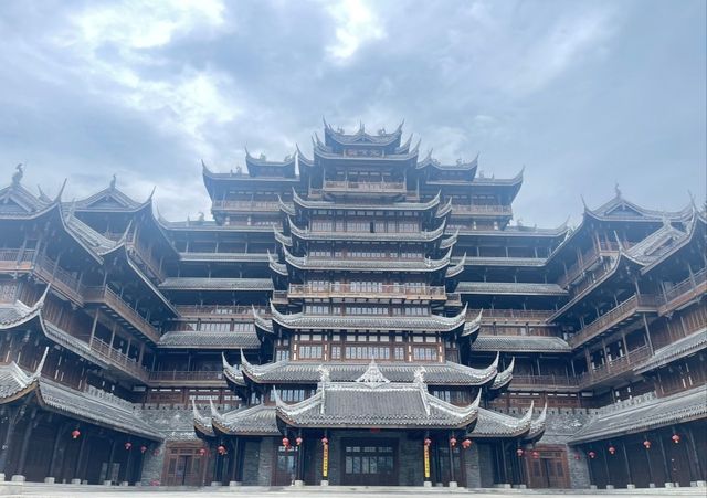 土司文化主楼，多层飞檐和青灰砖墙