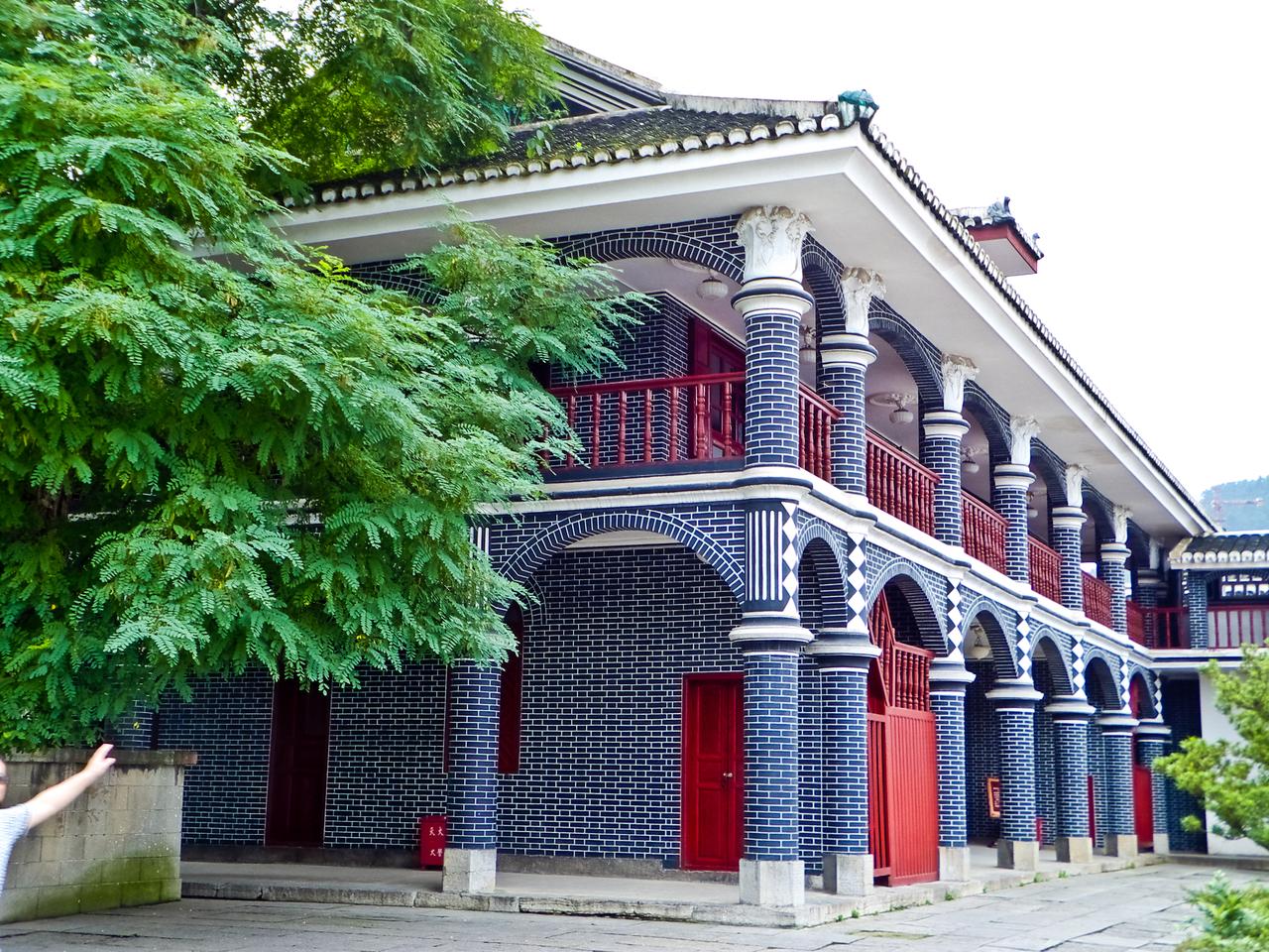 遵义会议会址与子尹路街景