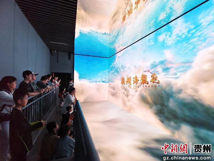 "飞越海龙屯"裸眼 3D 沉浸式体验空间，观众站在四面显示屏前仿佛化身飞鸟俯瞰海龙屯